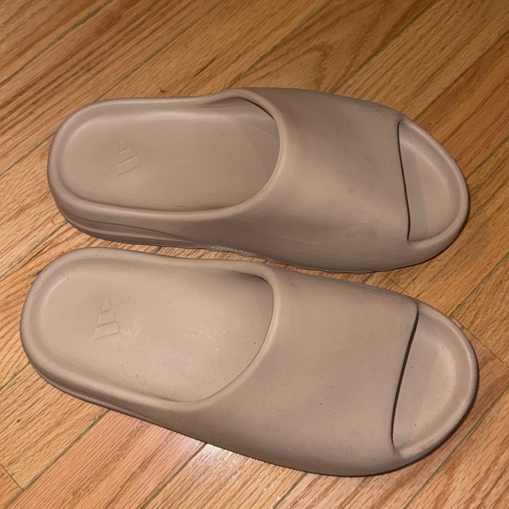 YEEZY Slippers in bone